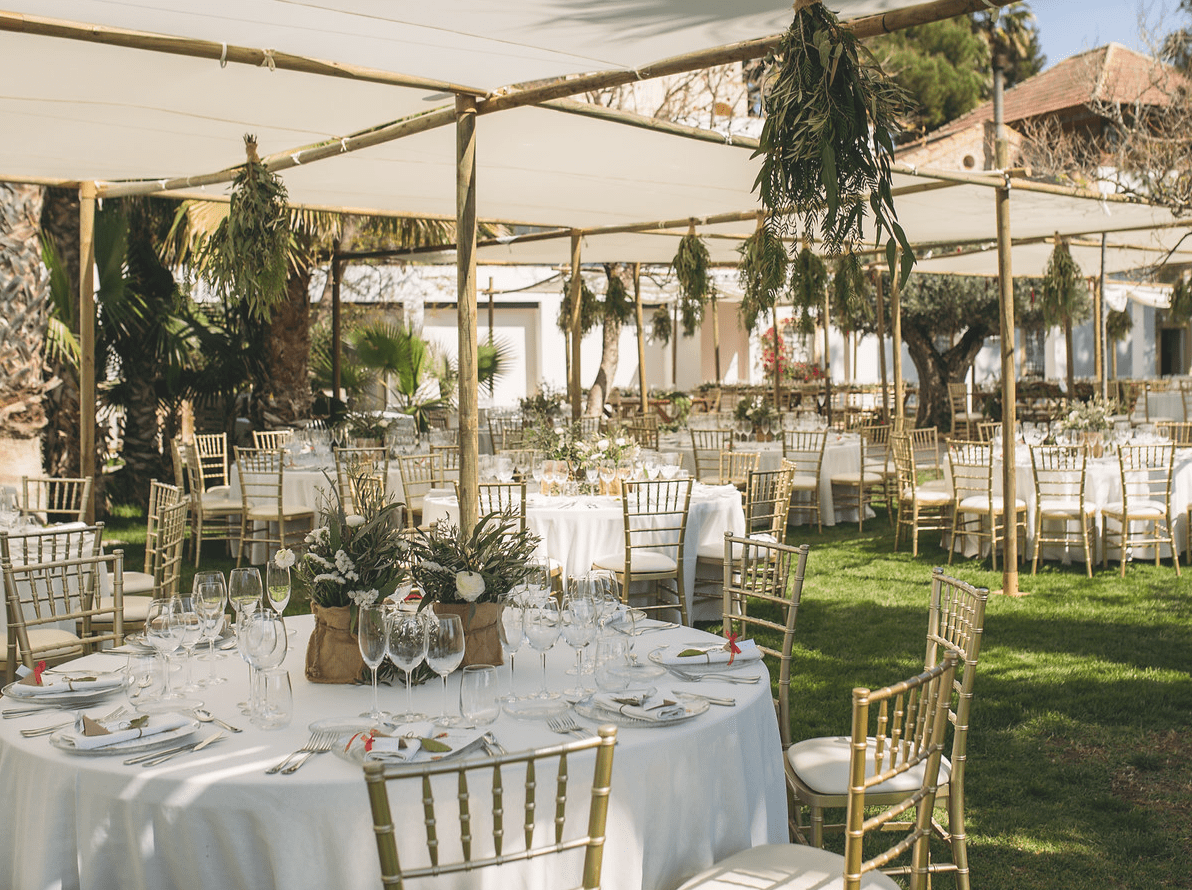 Mesa decorada con elegancia bajo carpa en los jardines de SiempreVerde