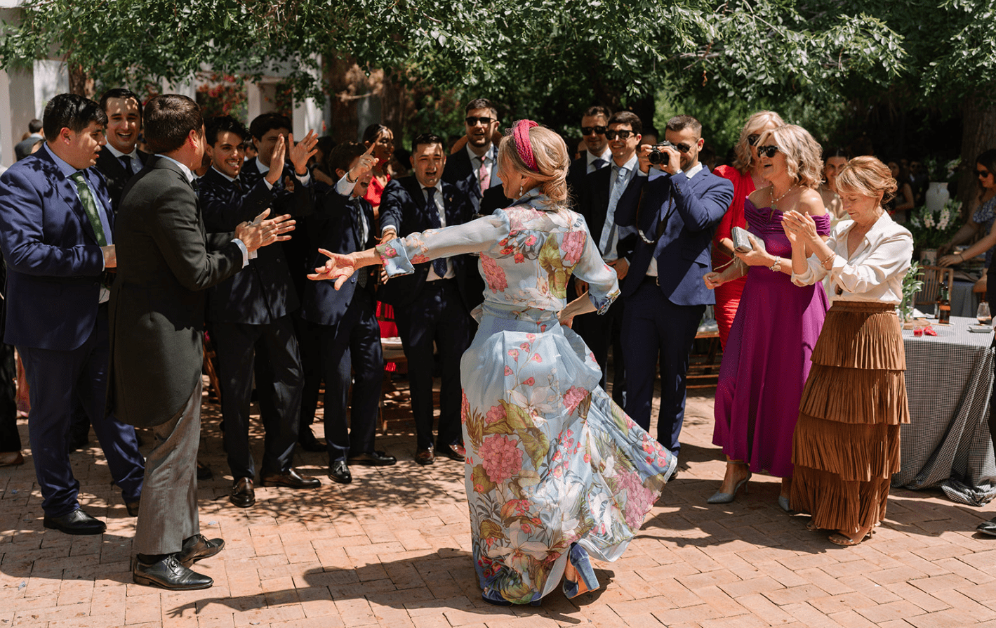 Fotos Espontáneas de Novios e Invitados en el Cóctel en finca SiempreVerde. Fotografía de Verde Sergio Ruiz