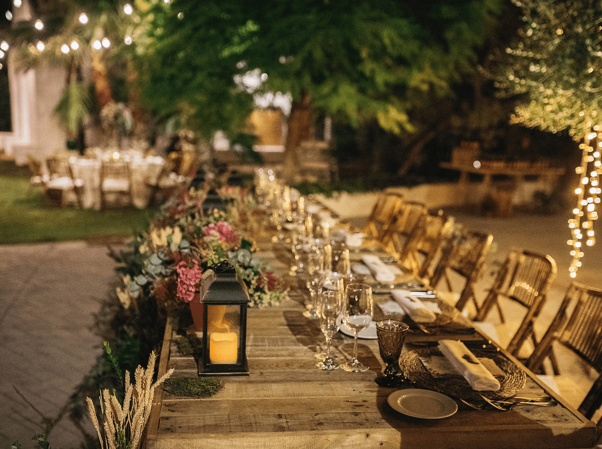 Boda con recepción al aire libre y banquete nocturno