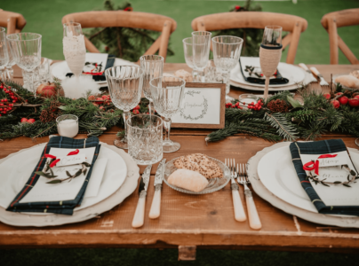 Flores para bodas navideñas: arreglos de mesa que enamoran