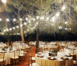 Iluminación nocturna en banquete de boda al aire libre
