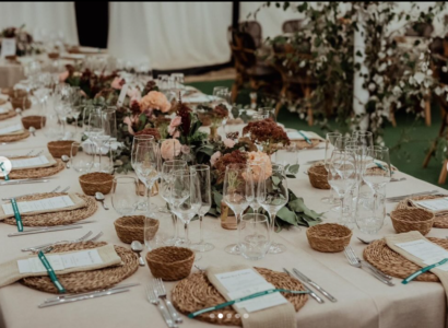 Bodas con mesas imperiales decoradas con flores