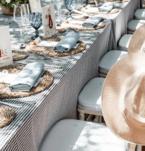 Ideas de decoración azul y mantel de cuadros para bodas al aire libre