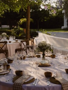 Detalle de Centro de Mesa y Mantelería para Boda al Aire Libre