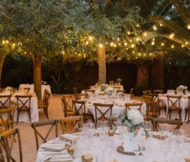 Banquete de Boda Nocturno Iluminado con Guirnaldas de Luces